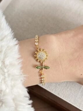 ​18K Gold Sunflower Charm Bracelet Rotating Flower Green Leaf Adjustable